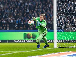 fussball herren saison 2025 2026 2 bundesliga 18 spieltag hertha bsc fc schalke 04 torhueter loris karius schalke pariert einen schuss 17 01