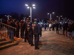 fussball herren saison 2025 2026 2 bundesliga 18 spieltag hertha bsc fc schalke 04 am s bahnhof olympiastadion gerieten polizei und schalke fans auf der abreise nach dem spiel aneinander 17 01 1