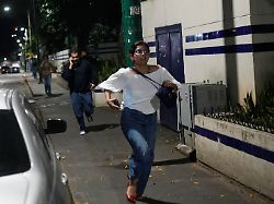 fussgaenger rennen nachdem explosionen in caracas zu hoeren waren 2