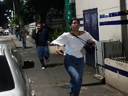 fussgaenger rennen nachdem explosionen in caracas zu hoeren waren