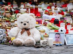 gedenkstaette mit kuscheltieren kerzen und einem foto von yannis errichtet nach der messerattacke in aschaffenburg als zeichen der trauer und erinnerung