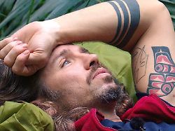 gil ofarim im camp an tag 2 von ich bin ein star holt mich hier raus es ist die 19 dschungelcamp staffel rtl zeigt eine neue folge am abend live aus australien sowie im livestream auf rtl