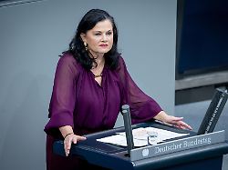 gitta connemann cdu im portrait bei seiner rede zum tagesordnungspunkt klimaschutzfolgenbereinigungsgesetz bei der 40 sitzung des deutschen bundestag in berlin 13 11 1