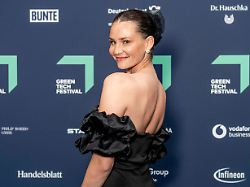 green awards greentech festival 2025 germany s next topmodel moderatorin betty taube bei der verleihung des green awards 2025 im vorfeld des greentech festivals 2025 in der messe berlin