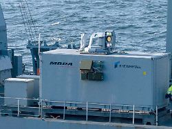 handout der prototyp einer laserwaffe zur drohnenabwehr steht auf dem deck eines deutschen marineschiffs undatierte aufnahme das system ist laut rheinmetall ab 2029 verfuegbar