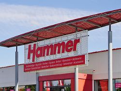 hammer fachmarkt fuer raumgestaltung firmenzeichen ueber dem eingang filiale weimar suessenborn thueringen