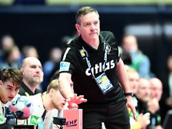 handball em deutschland frankreich hauptrunde gruppe 1 4 spieltag jyske bank boxen trainer alfred gislason deutschland drueckt den buzzer um eine auszeit zu nehmen