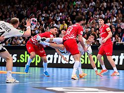 hannover handball laenderspiel deutschland kroatien julian koester koester deutschland mit dem pass auf justus fischer deutschland dazwischen veron nacinovic kroatien in der abwehr