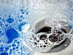 hausmittel wie natron essig und heisses wasser helfen leichte verstopfungen im abfluss zu beseitigen und sind eine umweltfreundliche alternative zu chemischen reinigern