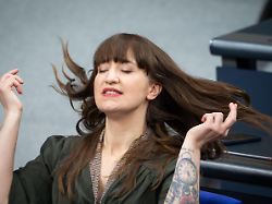 heidi reichinnek wirft dynamisch ihre haare zurueck im plenum bei der 48 sitzung des deutschen bundestag in berlin 05 12