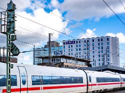 ice zug an gleis 2 im hauptbahnhof von essen blick auf die innenstadt handelshof geba ude mit essen schriftzug nrw deutschland