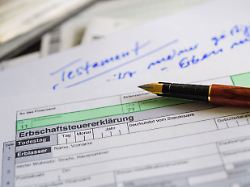 illustration ein formular fuer die erbschaftsteuererklaerung sowie stift und testament liegen auf einem tisch