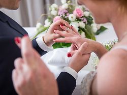 illustration ein mann steckt seiner frau am 04 07 2018 in einer wohnung in hamburg den ehering an den ringfinger waehrend diese heimlich die finger der anderen hand kreuzt gestellte szene