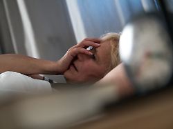 illustration eine aeltere frau liegt am 10 10 2017 in einem schlafzimmer in hamburg im bett gestellte szene