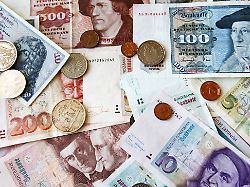 illustration in der bundesbank filiale rostock liegen d mark geldscheine und muenzen auf dem tisch