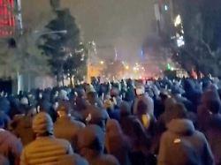 in diesem ausschnitt aus aufnahmen die in den sozialen medien des irans kursieren sind demonstranten zu sehen die trotz der zunehmenden razzien in teheran erneut auf die strasse gehen