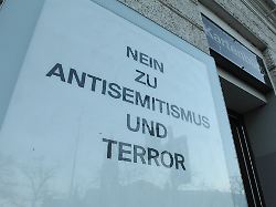 in einem informationskasten vom deutschen schauspielhaus haengt ein plakat in dem sich das theater mit dem juedischen volk und den opfern der terrorattacken der hamas am 7 oktober 2023 solidarisiert st