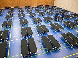 in einer turnhalle vom dreilinden gymnasium stehen feldbetten zehntausende menschen im suedwesten der hauptstadt haben keinen strom