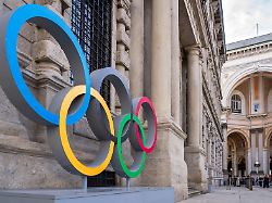 italien olympische ringe vor dem mailaender rathaus zu den winterspielen 2026 die in mailand und cortina dampezzo stattfinden