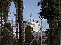 jerusalem december 08 israeli army carries out a raid and replaces the un flag with the israeli flag at the unrwa center in east jerusalem on december 08 2025