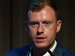 jan wenzel schmidt afd spricht auf dem parteitag zu den delegierten auf dem parteitag soll der landesvorstand der afd sachsen anhalt gewaehlt werden 1