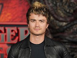 joe keery alias djo landet mit seinem song end of beginning auf platz 3 archivbild