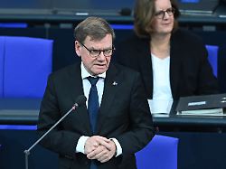 johann wadephul cdu aussenminister spricht waehrend einer regierungsbefragung im plenum des bundestags