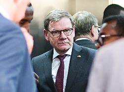 johann wadephul cdu aussenminister steht im aethiopischen aussenministerium im rahmen einer reise in das land nach einer pressekonferenz in einem aufzug der aussenminister besucht kenia und aethiopien