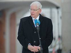 josef schuster praesident des zentralrates der juden in deutschland spricht beim auftakt der winterklausur der csu landesgruppe im bundestag bei einem statement vor dem kloster seeon