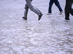 jugendliche rutschen ueber die vereiste flaeche vor dem reichstagsgebaeude