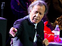 julio iglesias show at london s iconic royal albert hall 1