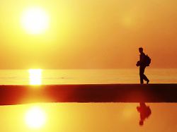 junger mann silhouette wanderung am meer sonnenuntergang urlaub freizeit frei friedlich sonne mr yes wien oesterreich europa modellfreigabe vorhanden