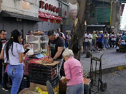kaeufer stehen schlange um eier zu kaufen