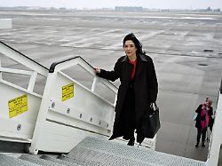 katherina reiche cdu bundesministerin fuer wirtschaft und energie steigt in ein flugzeug der flugbereitschaft der luftwaffe