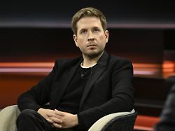 kevin kuehnert ex politiker 12 25 her kevin kuehnert am 11 dezember 2025 in markus lanz zdf aufzeichnung vom 10