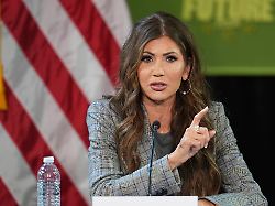 kristi noem ministerin fuer innere sicherheit der usa spricht bei einem rundtischgespraech zur nordgrenzpolitik in detroit 1