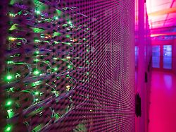 leds leuchten in einem serverschrank in einem rechenzentrum