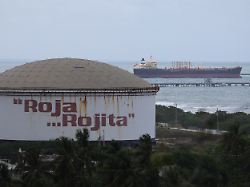 lagertank fuer erdoelprodukte der venezolanischen staatlichen erdoelgesellschaft pdvsa im hintergrund ist ein oeltanker zu sehen der an der raffinerie el palito angedockt ist