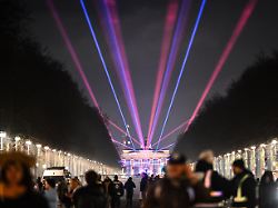 laser sind am himmel richtung brandenburger tor von der weareberlin party auf der strasse des 17 juni zu sehen