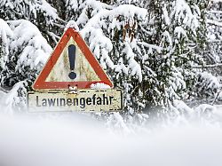lawinengefahr steht auf einem schild oberstdorf