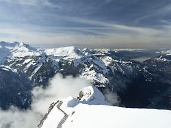 lawinenverbauungen schneebruecken schneenetze am mannlichen schweizer alpen schweiz