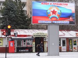 leuchtreklame steht mit der aufschrift lebe und gedeihe geliebte republik im zentrum der international nicht anerkannten volksrepublik luhansk