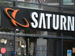 logo schriftzug des elektronik fachmarkt saturn an einer filiale gehoert zur mediamarktsaturn retail group gmbh