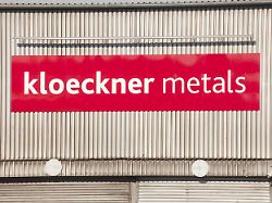 logo des stahlkonzerns kloeckner metals an einem hafenschuppen bremen deutschland europa