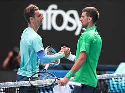 lorenzo musetti ita verabschiedet sich von novak djokovic nach seiner aufgabe wegen einer verletzung australian open 2026 melbourne park melbourne victoria australia