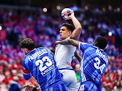 ludovic fabregas frankreich 23 francisco costa portugal 26 karl konan frankreich 34 den frankreich vs portugal handball ehf europameisterschaft 2026 hauptrunde spieltag 2 24 01