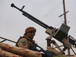 machtwechsel in den kurdengebieten im osten syriens ein soldat der uebergangsregierung haelt nach dem sdf rueckzug am al omar oelfeld in der provinz deir essor wache