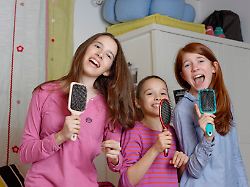 maedchen kinder singen in eine haarbuerste als mikrophone deutschland europa modellfreigabe vorhanden