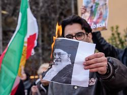 manifestazione iraniani presso il consolato della a a iran a sostegno della protesta lunedaa 13 gennaio cronaca foto claudio furlan lapresse