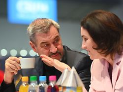 markus soeder ministerpraesident bayern und csu vorsitzender mit kaffeetasse re dorothee baer bundesministerin fue forschung technologie und raumfahrt csu parteitag 2025 am 12 und 13 12